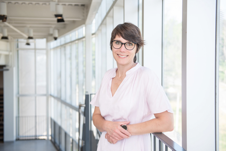 Photo de l'autrice Annie Pullen Sansfaçon. Crédit photo : Amélie Philibert, Université de Montréal